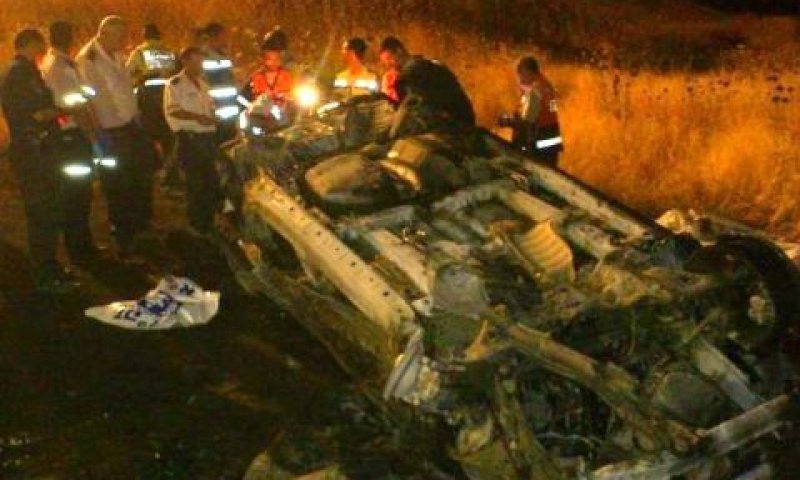 כוחות ההצלה ליד הרכב ההפוך [צילום: נציבות כבאות והצלה]