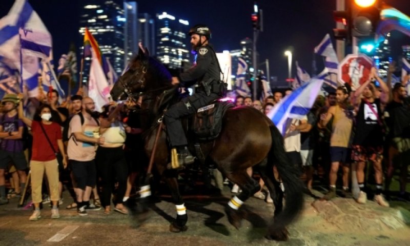 המשטרה מפעילה פרשים בתל אביב [צילום: אוהד צוויגנברג, AP]