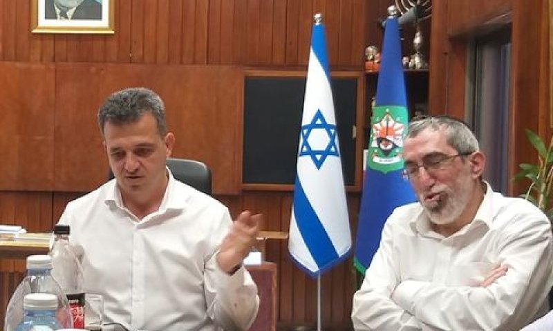 מנחם ושאמה הכהן. סגן ראש העירייה מגבה או מצמצם נזקים?