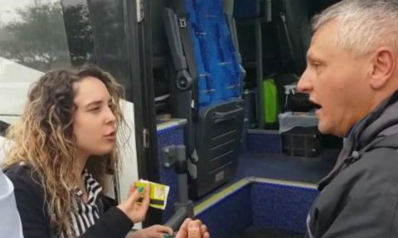 נוסעת בתחנת סבידור מרכז שלא התאפשר לה לשלם לאוטובוס [צילום: 15 דקות]