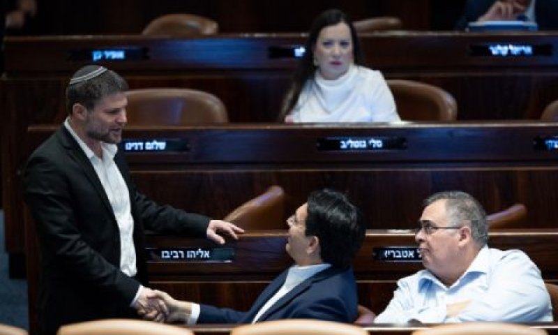 שר האוצר לוחץ ידיים בספסלי הליכוד [צילום: יונתן זינדל/פלאש 90]