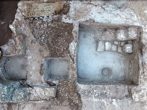 תמונות אויריות של הכתובת וגת היין המשוכללת [צילום: יצחק מרמלשטיין, רשות העתיקות]