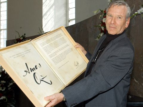 עמוס עוז לאחר קבלת פרס קורינה [AP]