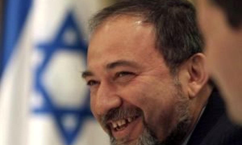 נפרד מהמנכ"ל. ליברמן [צילום: AP]