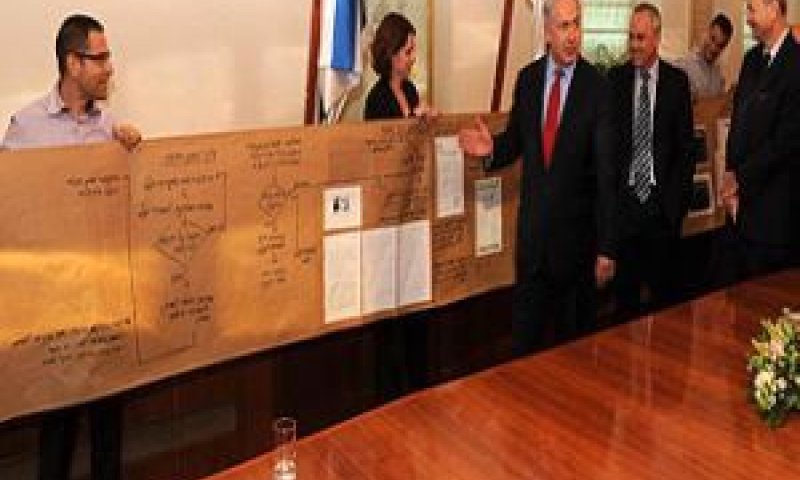 השרים צופים במצגת שנועדה להציג את התהליכים הארוכים [צילום: לע"מ]