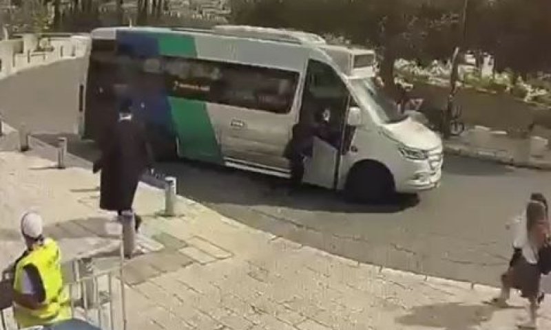 הנוסע ליד האוטובוס [צילום: מצלמת אבטחה]