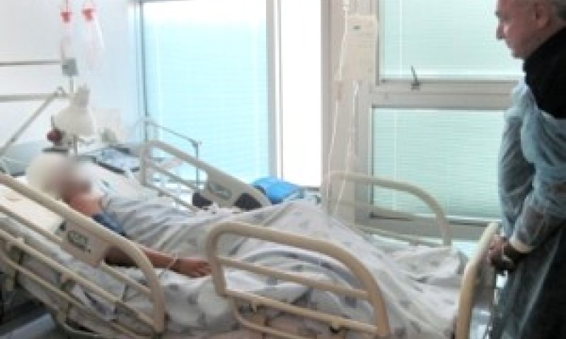 השר לביטחון פנים סמוך למיטתו של אלי איפרגן [צילום: המשרד לביטחון פנים]