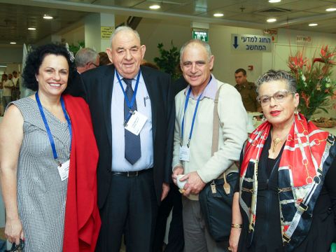 מימין לשמאל: חנה פרי זן, פרופ יורם עדן מהמכללה למינהל, רון גוטלר, נוגה קינן [צילום: רונן טופלברג]