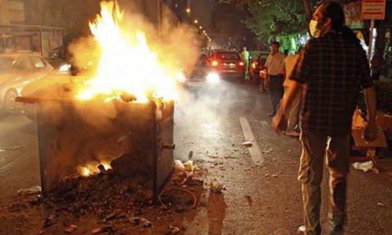 מפגינים הציתו גלגלים ופחי אשפה בתגובה לאלימות כוחות המשטרה [צילום: AP]