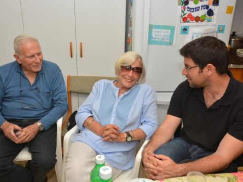 מימין ד"ר עומר עינב מנהל יד יערי, רבקה קרמר ואלוף במיל זאב אלמוג מפקד חיל הים לשעבר [צילום: דוד עינב]