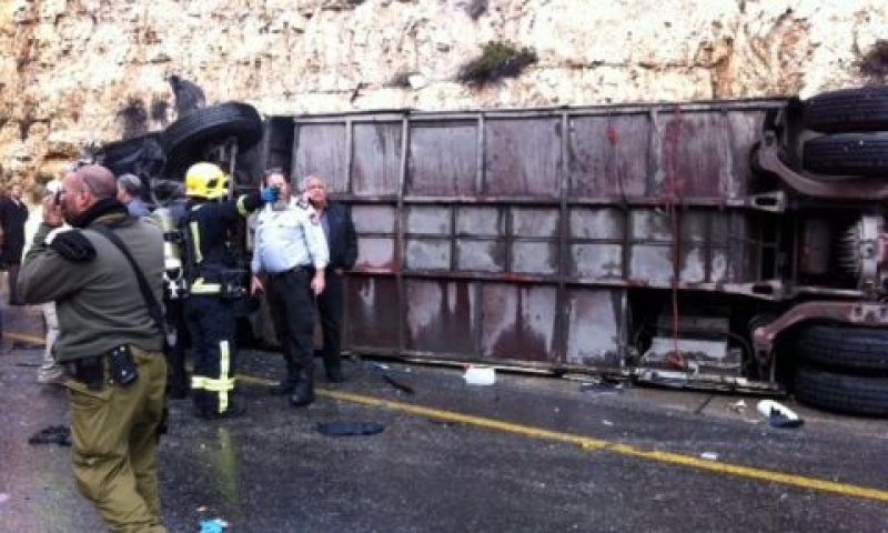 האוטובוס ההפוך על צידו [צילום: ישראל פרץ/חדשות 24]