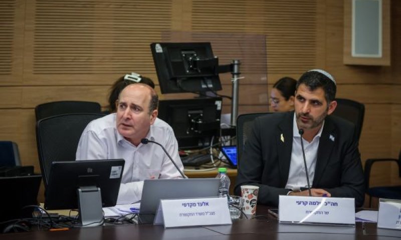 השר קרעי ומנכ"ל משרדו מקדסי [צילום: נועם מושקוביץ/דוברות הכנסת]