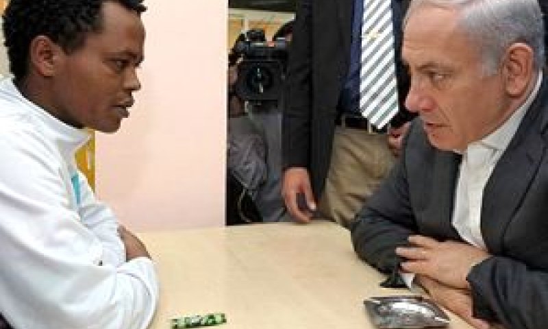 נתניהו משוחח עם פליט [צילום: לע"מ]