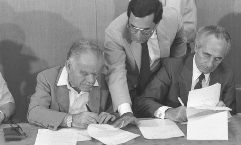 שמעון פרס ויצחק שמיר [צילום: נתי הרניק/לע"מ]