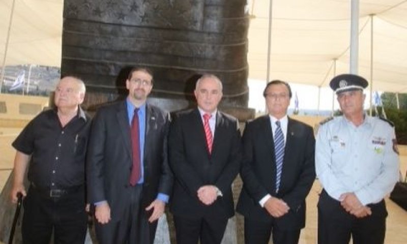 מימין: מפכ"ל המשטרה, רב ניצב שחר איילון, יו"ר קק"ל, אפי שטנצלר, השר לענייני אסטרטגיה, יובל שטייניץ, שגריר ארה"ב בישראל, דניאל שפירו ודב שפי, אביו של חגי שפי ז"ל [צילום: יוסי זמיר]