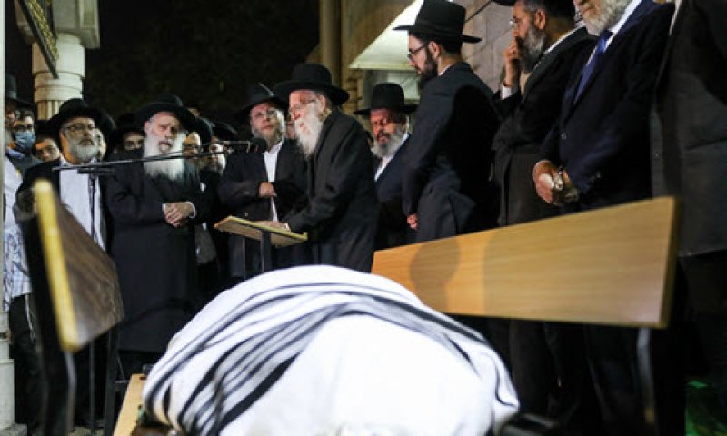 מסמכים לפני האירוע ואחריו [צילום: נועם רבקין-פנטון, פלאש 90]