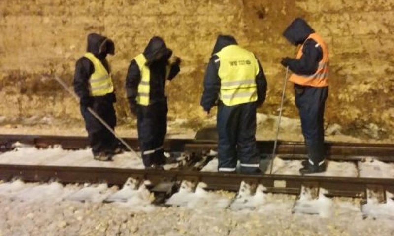 צוותי רכבת ישראל על המסילה [צילום: רכבת ישראל]
