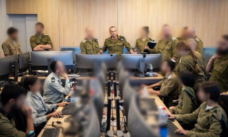 אלוף שלומי בינדר בתא ממנו נוהלה התקיפה הסימולטנית נגד צמרת המטכ״ל האירני [צילום: דובר צה"ל]