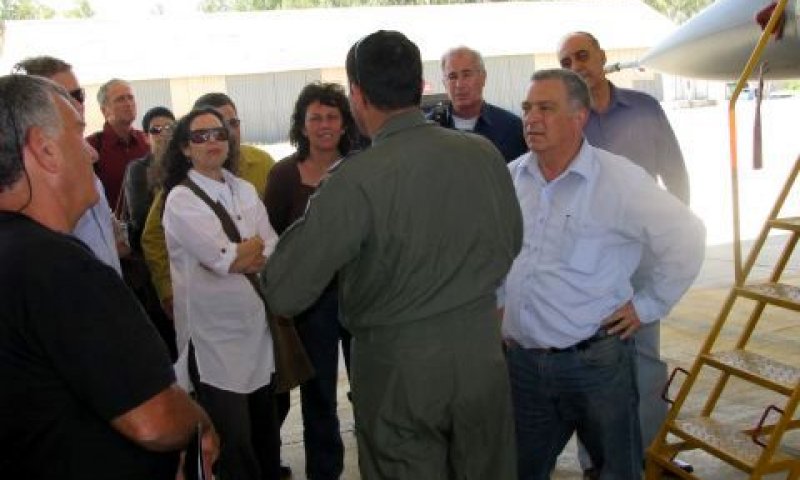 מפקד הבסיס בהסבר להנהגת התנועה הקיבוצית