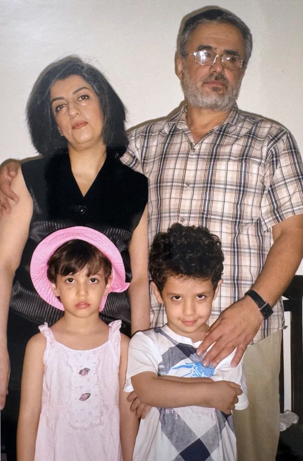 כלת פרס נובל לשלום נרגס מוחמדי, אזרחית אירן, עם בעלה, תאגי רחמאני, ושני ילדיה התאומים [צילום: קרן נרגס/AP]