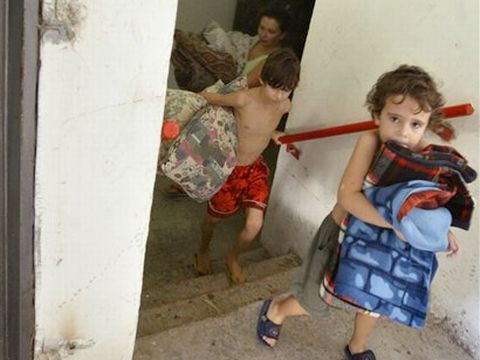 יוצאים מהמקלטים [צילום: AP]