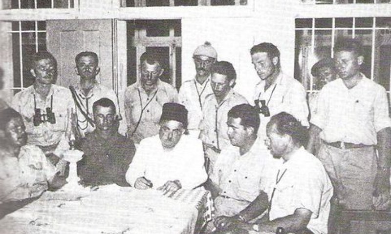 כניעת נצרת במבצע דקל. במרכז - ראש עיריית נצרת מימינו בן דונקלמן ומשמאלו חיים לסקוב