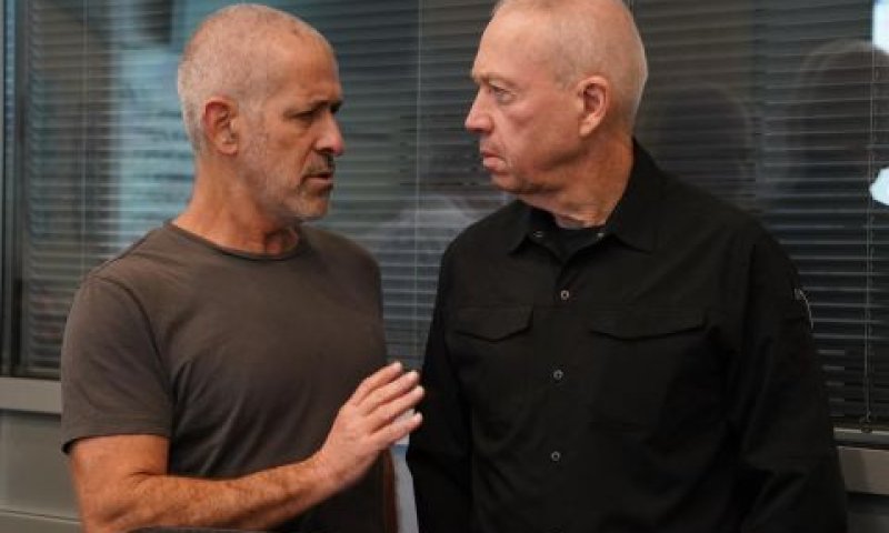 גלנט, רונן בר. ממשיכים עד פקודה חדשה [צילום: אריאל חרמוני, משרד הביטחון]