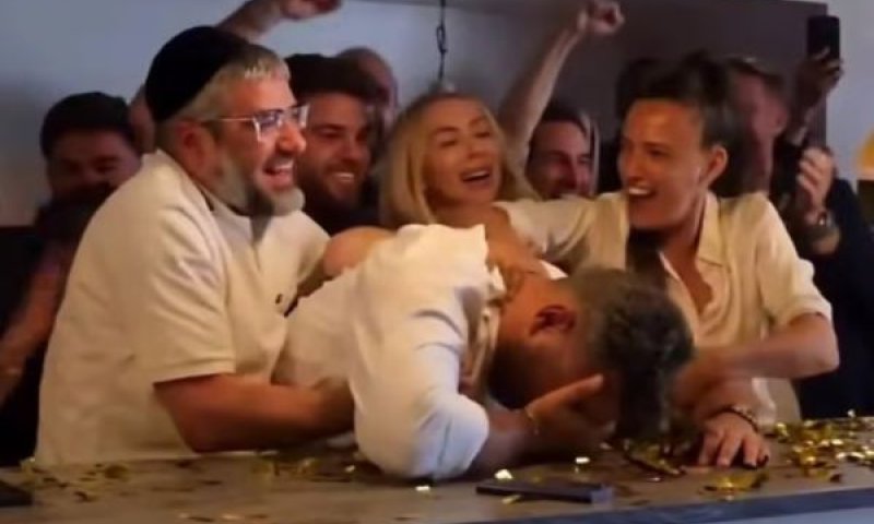 רגע ההכרזה במסעדת מוטרה מיאמי: השף רז שבתאי פרץ בדמעות שמחה [צילום: מתוך אינסטגרם]