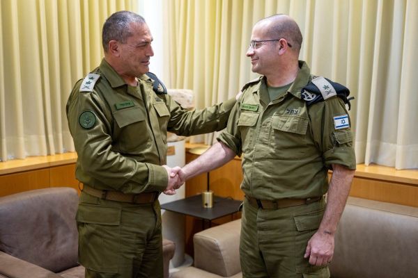רא"ל זמיר עם רומן גופמן [צילום: דובר צה"ל]