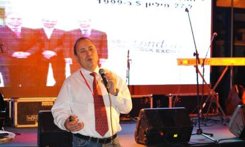 צבי מרום באירוע חניכת הסניף החדש [צילום: יח"צ]