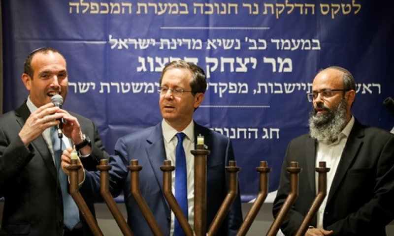 הרצוג בחברון. "שורשים משותפים שיוצאים מהמערה הזאת" [צילום: גרשון אלינסון, פלאש 90]