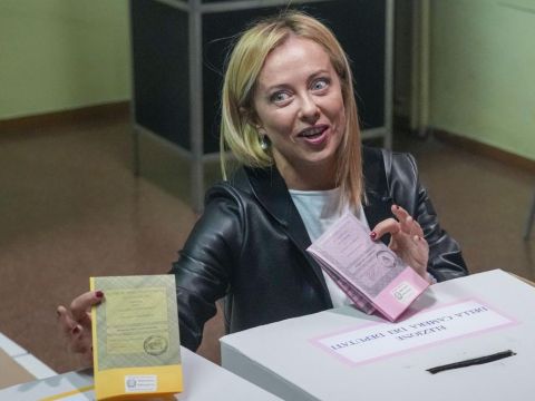 מלוני, הצבעה בקלפי עבור עצמה [צילום: AP/אלסנדרה טרנטינו]