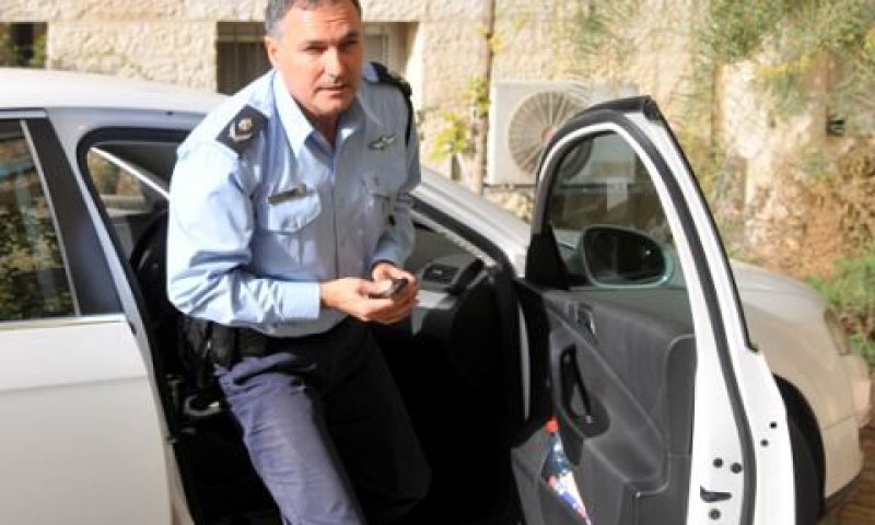 המפכ"ל דנינו. ישלח שוטרות סמויות לאוטובוסים כדי לבדוק? [צילום: פלאש 90]