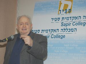 טומי לפיד. ממנו תראו וכן תעשו [צילום: יגאל כהן]