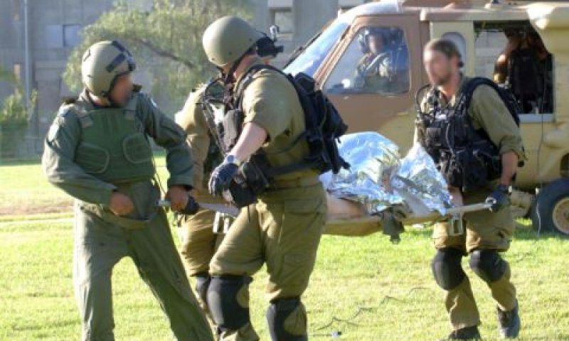 פינוי חייל פצוע [צילום: פלאש 90]