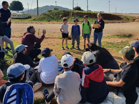 ילדי הכיתה במעמד חלוקת התעודות יחד עם ד"ר עינת עמבר-ערמון, ההורים והמורה שלומית אלימור [צילום: שקד כהן]