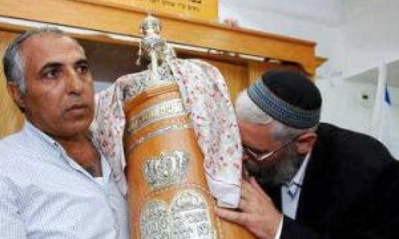 הרב מוטי אלון (מימין) בתקופת ההינתקות [צילום: לע"מ]