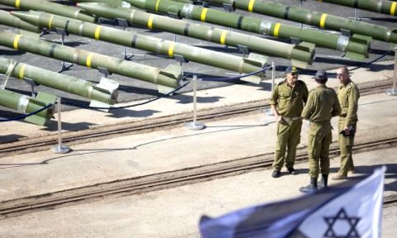 טילים שנפרקו מאוניית הנשק [צילום: AP]