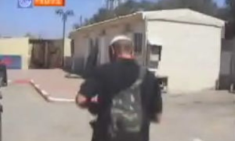 איש צוות "מבט" חודר לבסיס כשעל גבו תיק [צילום: ערוץ 1]