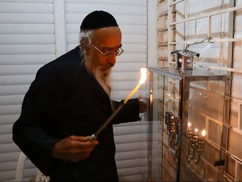 הרב בסיס ז"ל בחנוכה האחרון [צילום: מוסדות אבי העזרי]