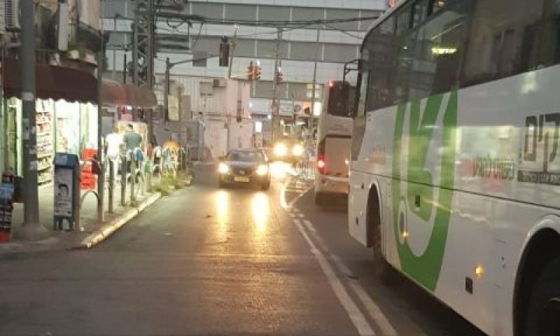 אוטובוסים מול מכון מור [צילום: מולי מנדלסון]