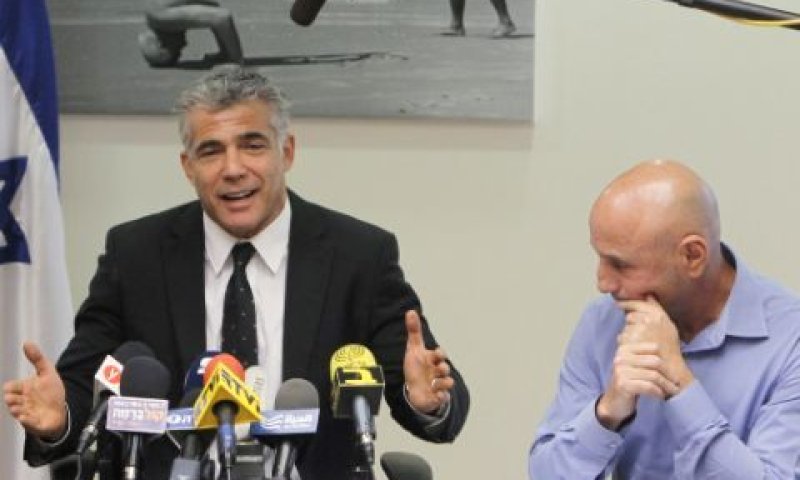 שלח ולפיד. מושכים את הזמן [צילום: פלאש 90]