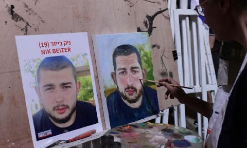 צייר מצייר תמונה של אחד החטוים ברחבת מוזאון ת"א [צילום: תומר נויברג/פלאש 90]