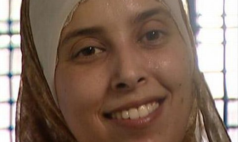 אחלאם תמימי מחייכת.jpg