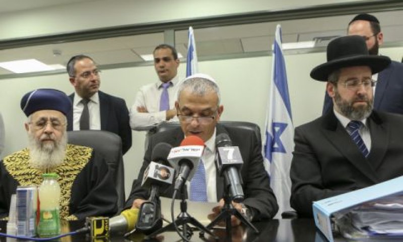 מכירת חמץ בבית הרבנות [צילום: שלומי כהן/פלאש 90]