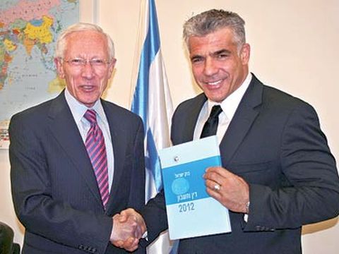 לפיד ופישר. תמיכה?! [צילום: דוברות האוצר]