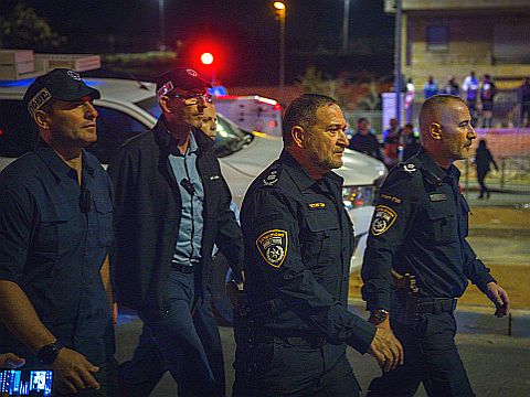 המפכ"ל יעקב שבתאי בזירת הפיגוע [צילום: אוליביה פיטוסי/פלאש 90]