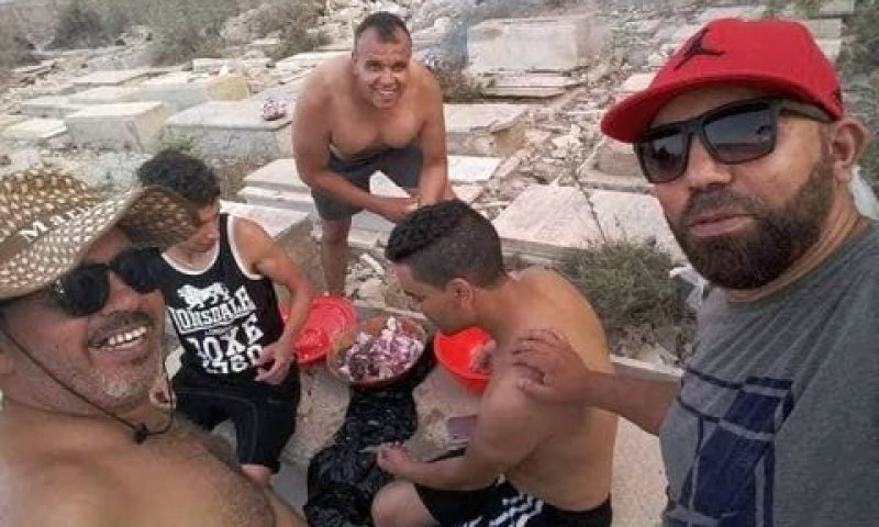 בבית הקברות היהודי. סלפי "על האש"