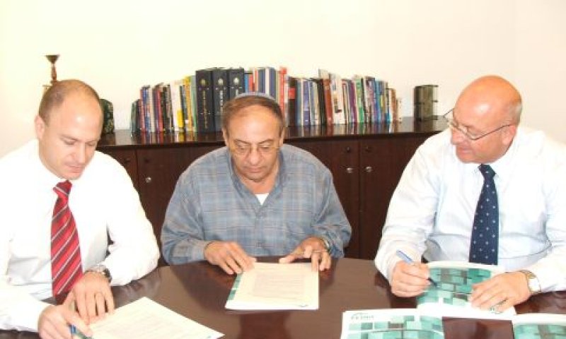 פרופ' דב גולדברגר (במרכז) חותם על הסכם השת"פ עם כלל [צילום: יח"צ]