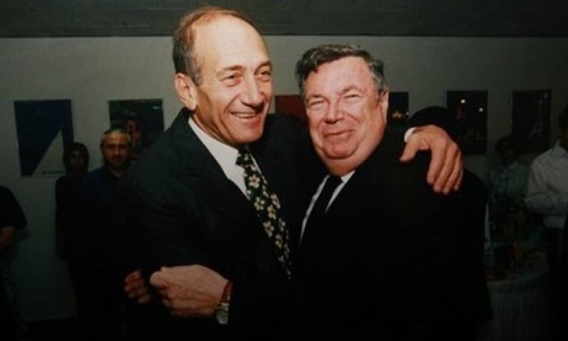 אולמרט ודכנר. ביקש סיוע? [צילום: פלאש 90]
